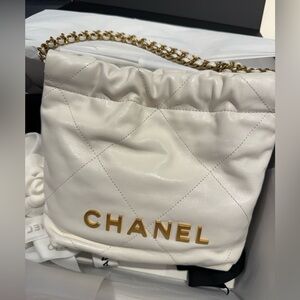 CHANEL Pre-Owned
22 Chain Hobo Quilted Calfskin Mini crossbody bag